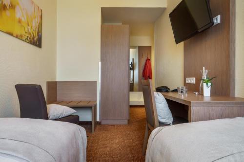 2 twin beds