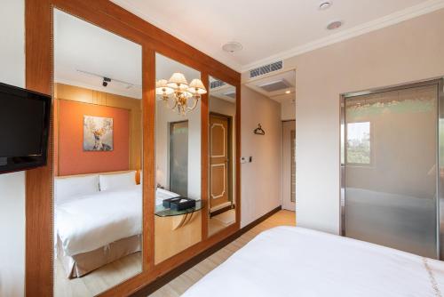 Standard Double Room image 3