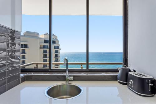MadeComfy Modern Beachside Studio with Balcony
