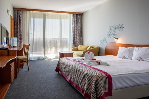 Twin Room with Balcony image 2