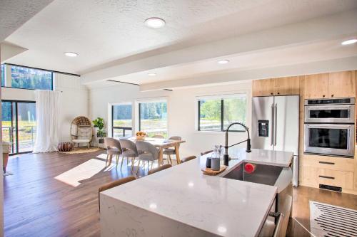 A Contemporary Dream: Lakefront Rathdrum Oasis! in Sandpoint (ID)