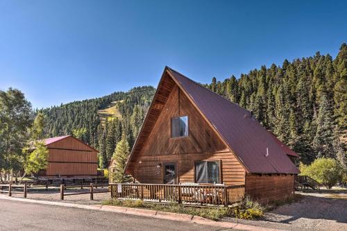 Ski-In and Ski-Out Red River Cabin with Mtn Views! - Red River