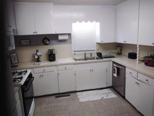 3-Br 2-Bath Family-Friendly Home -10 Min to Tulsa in Claremore