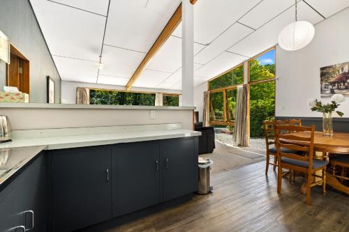 Zuhanyzó, Merioneth Retreat - Arrowtown Holiday Home in Arrowtown