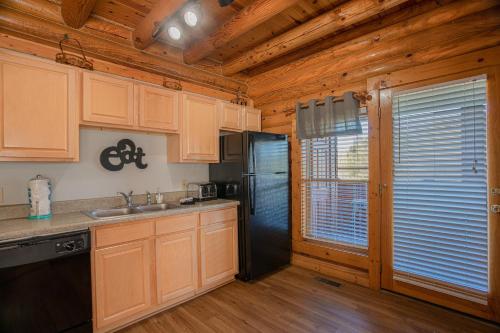 Deer Tracks Retreat in Pigeon Forge! - image 7