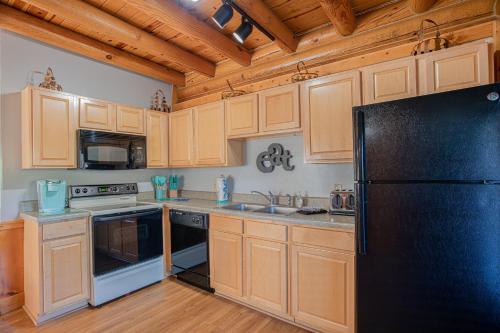 Deer Tracks Retreat in Pigeon Forge! - image 12