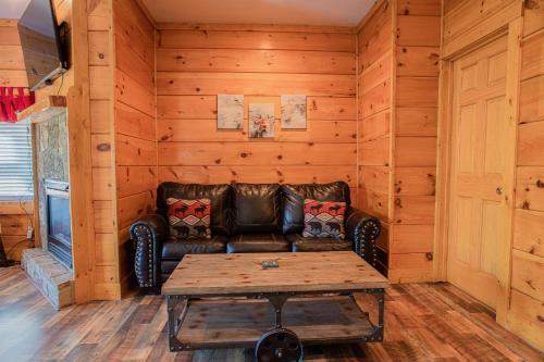 Deer Tracks Retreat in Pigeon Forge! - image 14