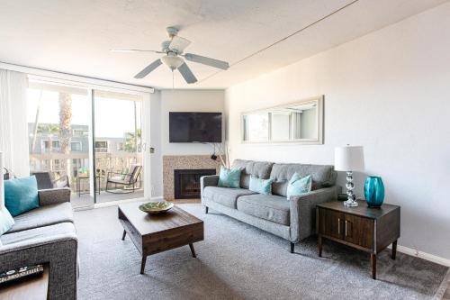3 Bedroom! - Complex is on the beach with huge pool in Oceanside, USA
