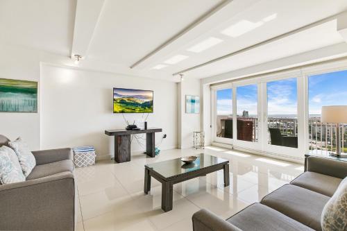 Rise & shine in paradise! Stylish Bayview condo beachfront resort shared pools &jacuzzi Pet friendly