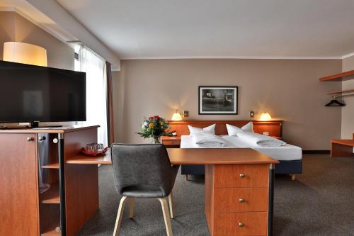 2 twin beds, 1 sofa bed
