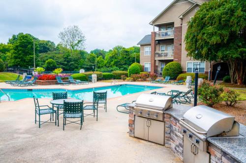 Viagem Spacious 2BR with Gym, Pool & Balcony