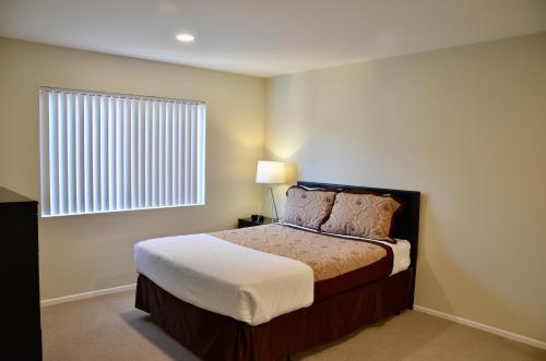 Los Angeles Amherst Avenue 30 Days Stays - image 2