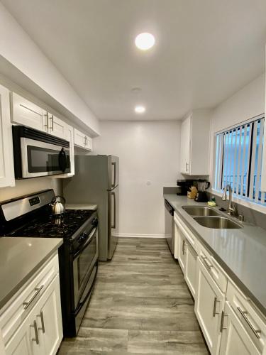 Los Angeles Amherst Avenue 30 Days Stays - image 10