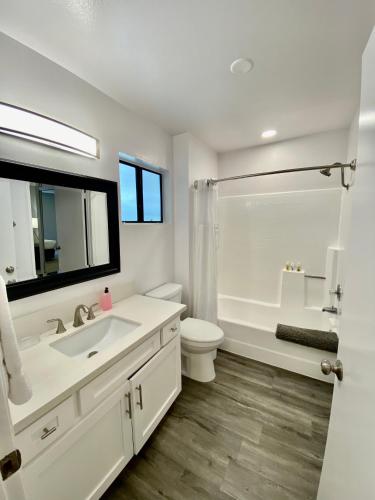 Los Angeles Amherst Avenue 30 Days Stays - image 9