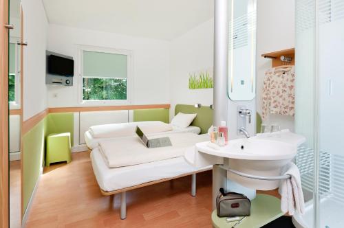 Twin Room image 5