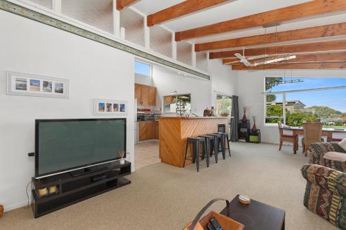 The Outlook - Whangaumu Bay Holiday Home photo 3