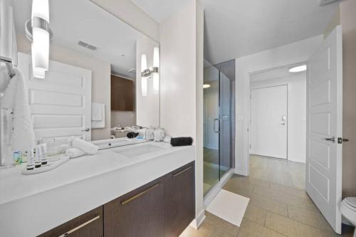 LUXURY CORNER UNIT IN MIDTOWN- FREE PARKING