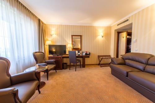Ramada Hotel & Suites by Wyndham Bucharest North - image 8