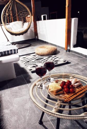 المرافق, Aeron Suites in Exo Gonia