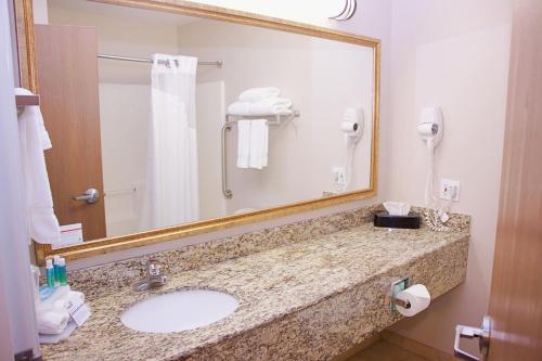 Holiday Inn Express Hotel & Suites Pierre-Fort Pierre an IHG Hotel - image 2