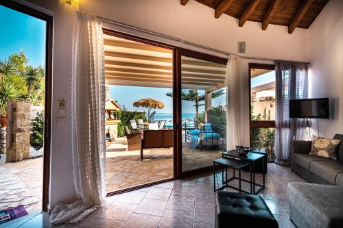 Villa Andriana & Villa Elena - Beachfront Pool Villas in Vasilikos
