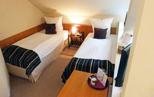 2 twin beds