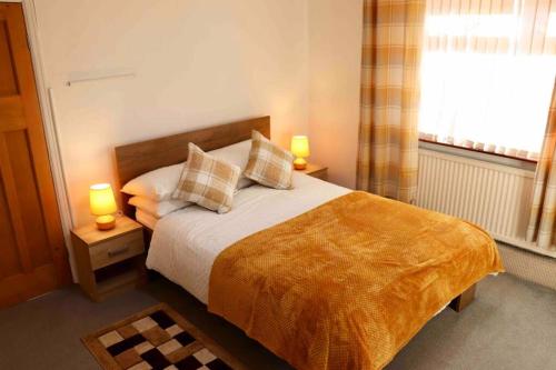 Cheerful 2 bedroom residential home - Free parking, Leeds