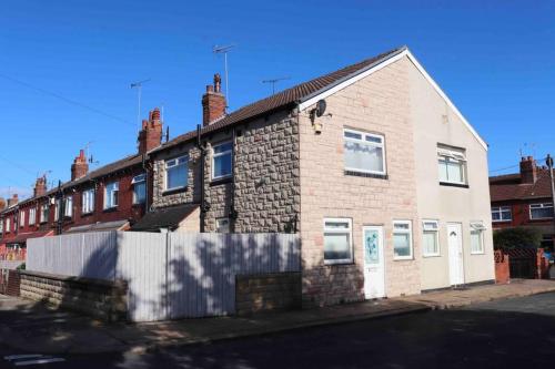 Exterior view, Cheerful 2 bedroom residential home - Free parking in Hunslet Carr