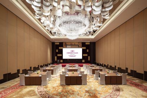 321666844 Crowne Plaza Guangzhou Huadu by IHG - Free Shuttle bus between hotel to Exhibition Center During Canton Fair