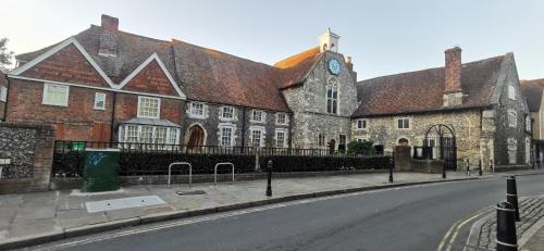 Modern City Centre House with Free Parking
