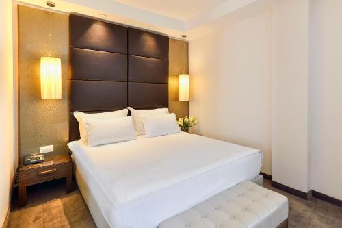 1 queen bed, 2 twin beds