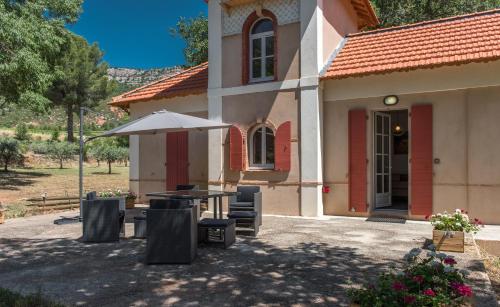 Accommodation in Châteauneuf-le-Rouge