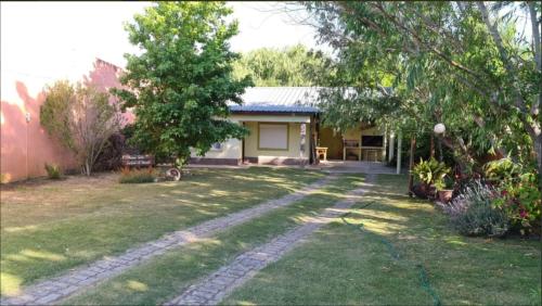 Preciosa casa en la tranquilidad de Colonia Relájate con toda la familia donde la tranquilidad se respira - A una cuadra de la mejor zona de la rambla de Colonia del Sacramento te espera esta casa para pasar las vacaciones en familia