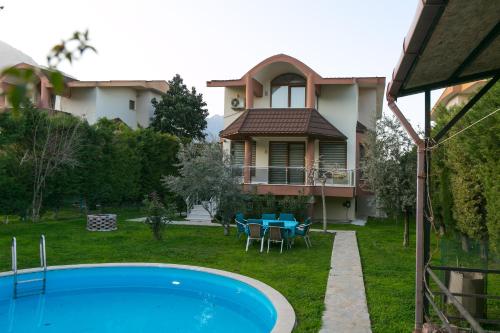 Kemer Merkezde Muhtesem Bahceye Sahip, Ozel Havuzlu, Konforlu Villa