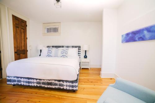 Eight-Bedroom House image 10