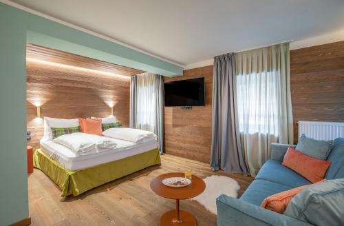 1 queen bed, 1 sofa bed