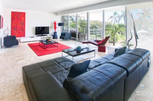 Ultra Modern Condo with Pool View Near Beach & 5th!