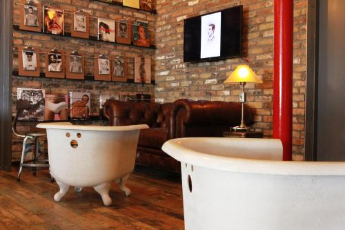 32172203 Hotel Gaythering - Gay Hotel - All Adults Welcome