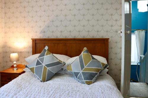 EXQUISITE FOLK VICTORIAN ONE-BED HOUSE: in Hunslet Carr