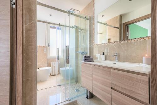 Hostly - ColorHome Pisa Midtown - 3BR-3 Private BA