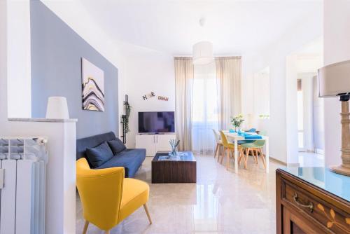Hostly - ColorHome Pisa Midtown - Unique 3 Rooms with 3 Private Bathrooms