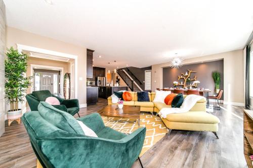 HUGE Luxurious Home, 15min to EIA, King Bed, Fireplace, Netflix, Wifi, Sleeps 14!