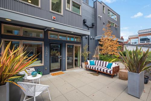 Alki Beach Escape Romantic Waterfront Getaway for 2 - image 2