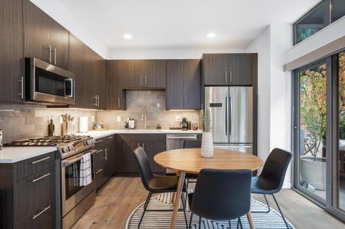 Alki Beach Escape Romantic Waterfront Getaway for 2 - image 3