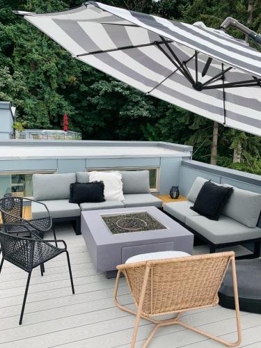 Alki Beach Escape Romantic Waterfront Getaway for 2 - image 4