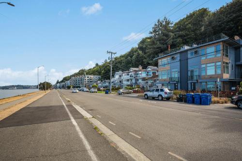 Alki Beach Escape Romantic Waterfront Getaway for 2 - image 7