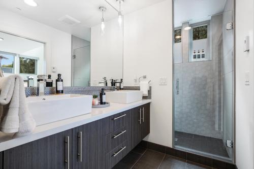 Alki Beach Escape Romantic Waterfront Getaway for 2 - image 8