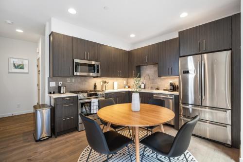 Alki Beach Escape Romantic Waterfront Getaway for 2 - image 10