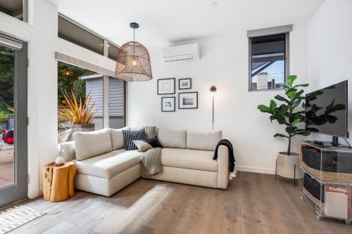 Alki Beach Escape Romantic Waterfront Getaway for 2 - image 11