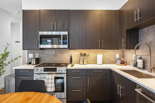 Alki Beach Escape Romantic Waterfront Getaway for 2 - image 12